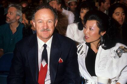 El actor Gene Hackman y su esposa Betsy Arakawa en 1986 en Los Angeles (Photo by Donaldson Collection/Michael Ochs Archives/Getty Images)