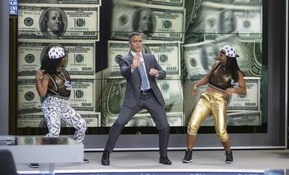El actor George Clooney interpreta a un conductor de televisión que aconseja sobre inversiones y un error le traerá peligro a su vida