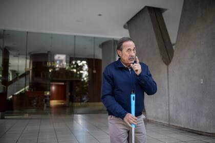 El actor Guillermo Francella, en su papel de encargado de un edificio