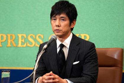 El actor Hidetoshi Nishijima durante una conferencia de prensa sobre la victoria de su película "Drive My Car" en los Oscar, el martes 5 de abril de 2022 en Tokio. La película japonesa ganó el Premio de la Academia al mejor largometraje internacional. (Foto AP/Hiro Komae)
