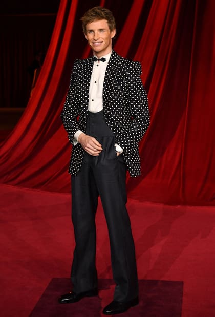 El actor inglés Eddie Redmayne se sumó a la tendencia de lunares y lo hizo en blanco y negro. El actor aprovechó la velada para reencontrarse con amigos y viejos compañeros de set y ponerse al día