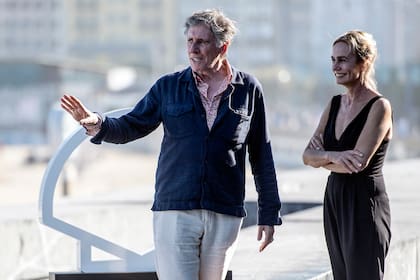 El actor irlandés Gabriel Byrne y la actriz Sandrine Bonnaire posan antes de la presentación de Dance First, en la última jornada del Festival Internacional de Cine de San Sebastián