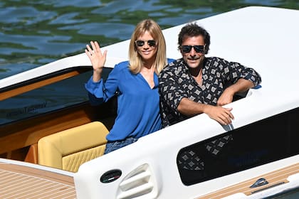 El actor italiano Adriano Giannini y su esposa, la diseñadora de moda italiana Gaia Trussardi, salen a bordo de un barco desde el muelle del Hotel Excelsior en el segundo día del 77 ° Festival de Cine de Venecia, el 3 de septiembre de 2020 en el Lido de Venecia.