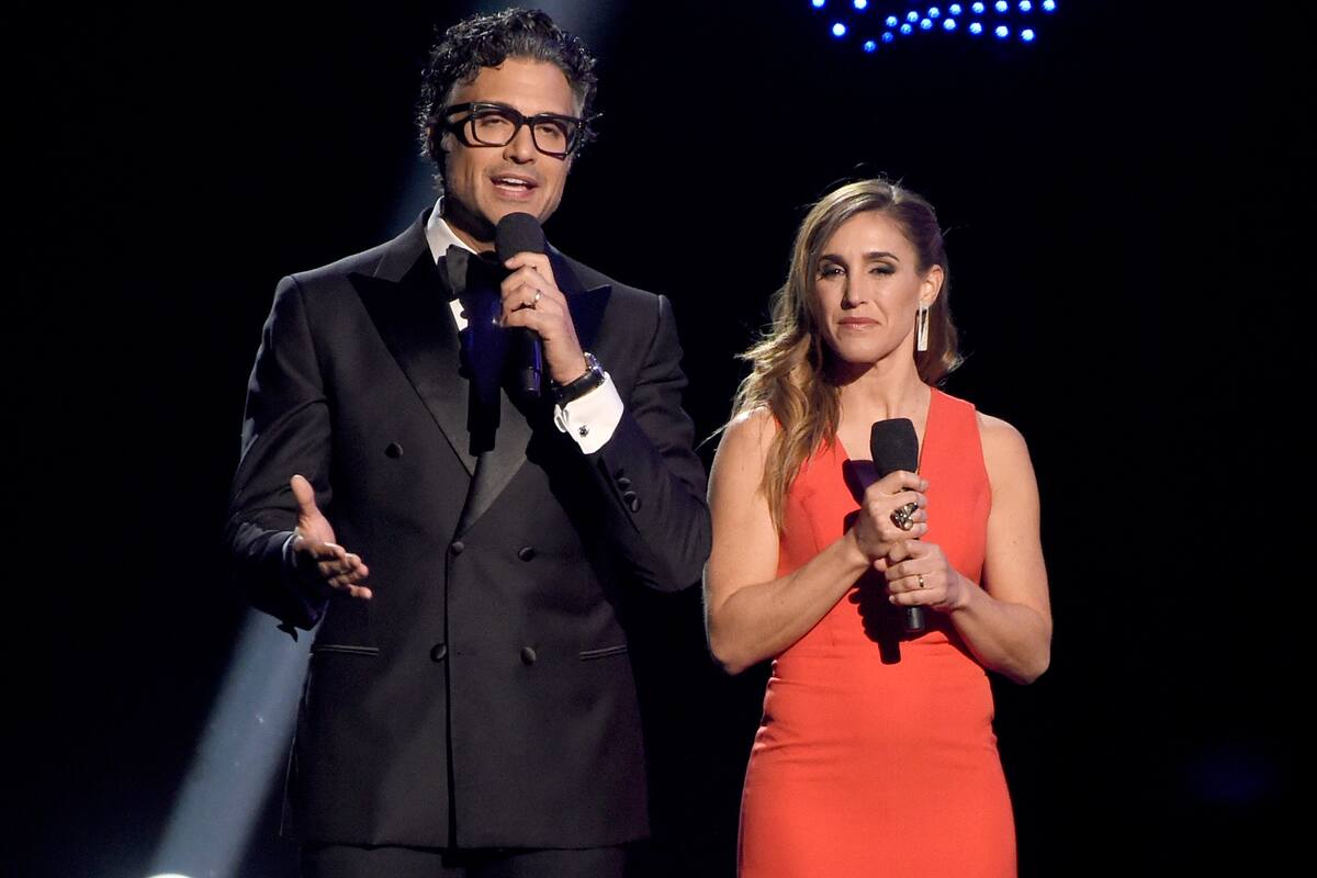 El actor Jaime Camil junto a nuestra Soledad Pastorutti, en uno de los eventos premios a la entrega de los Grammy latinos