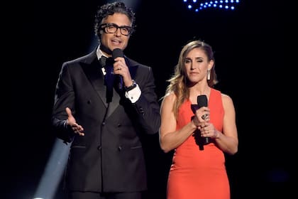El actor Jaime Camil junto a nuestra Soledad Pastorutti, en uno de los eventos previos a la entrega de los Grammy latinos