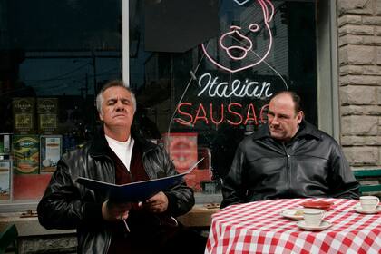 Paul Sirrico y Gandolfini como Paulie Walnuts y Tony Soprano en la serie de HBO