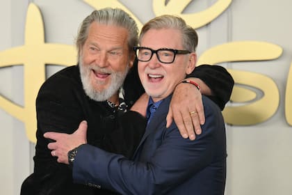El actor Jeff Bridges y el productor Warren Littlefield dejaron en claro la buena onda que reina en la relación durante la sesión de fotos del Disney Upfront