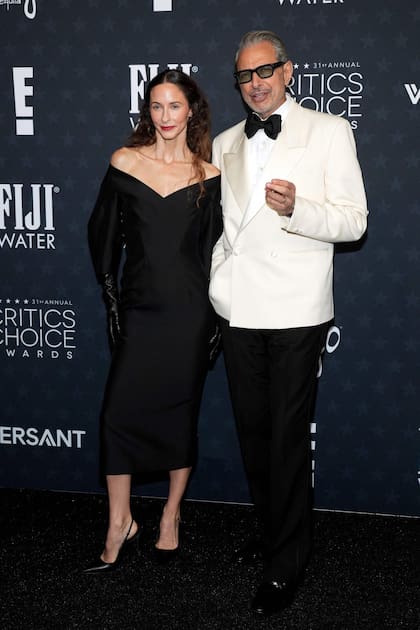 El actor Jeff Goldblum y su mujer, la bailarina canadiense Emilie Livingston, le pusieron su toque de estilo a la alfombra roja: ella con un vestido negro midi de mangas largas que lució con guantes de cuero y él con un look en blanco y negro