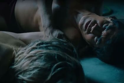 El actor Jorge Román que interpreta a Monzón adulto. Junto al cuerpo de Alicia, en el trailer de la serie.