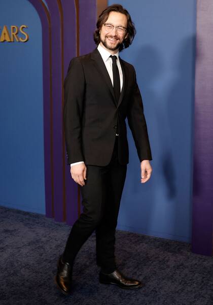 El actor Joseph Gordon-Levitt, de impecable traje, llamó la atención por su pelo más largo de lo habitual y sus sobrios anteojos