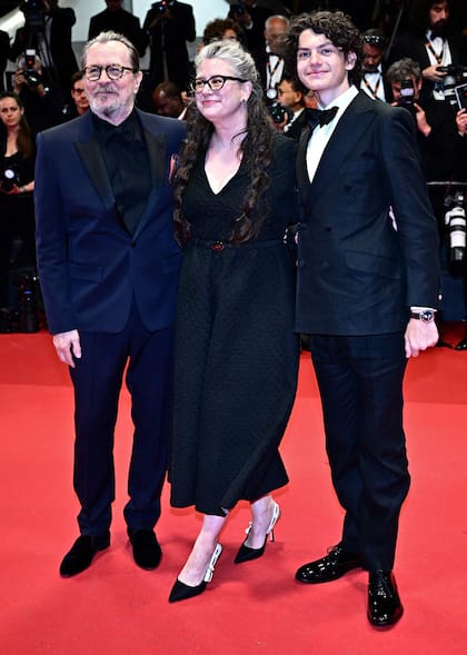 El actor junto a su esposa, Gisele Schmidt, y su hijastro en la alfombra roja del festival de cine de Cannes en mayo de 2024