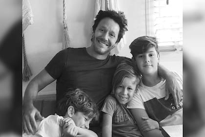 El actor junto a sus tres hijos (Foto Instagram @benjaminvicuna.ok)