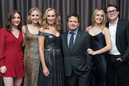 El actor junto a Tracy Pollan y sus cuatro hijos