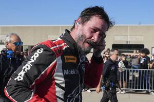 El actor Keanu Reeves debutó como piloto profesional a sus 60 años