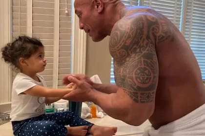 El actor le explicó a su hija de un año, Tiana, cómo lavarse las manos en un video que se volvió viral