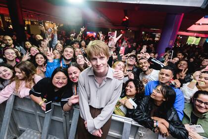 El actor Louis Hofman rodeado de fanáticos durante el evento
