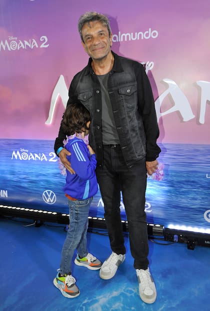 El actor Marcelo Mazzarello y el benjamín de la familia, Bastián