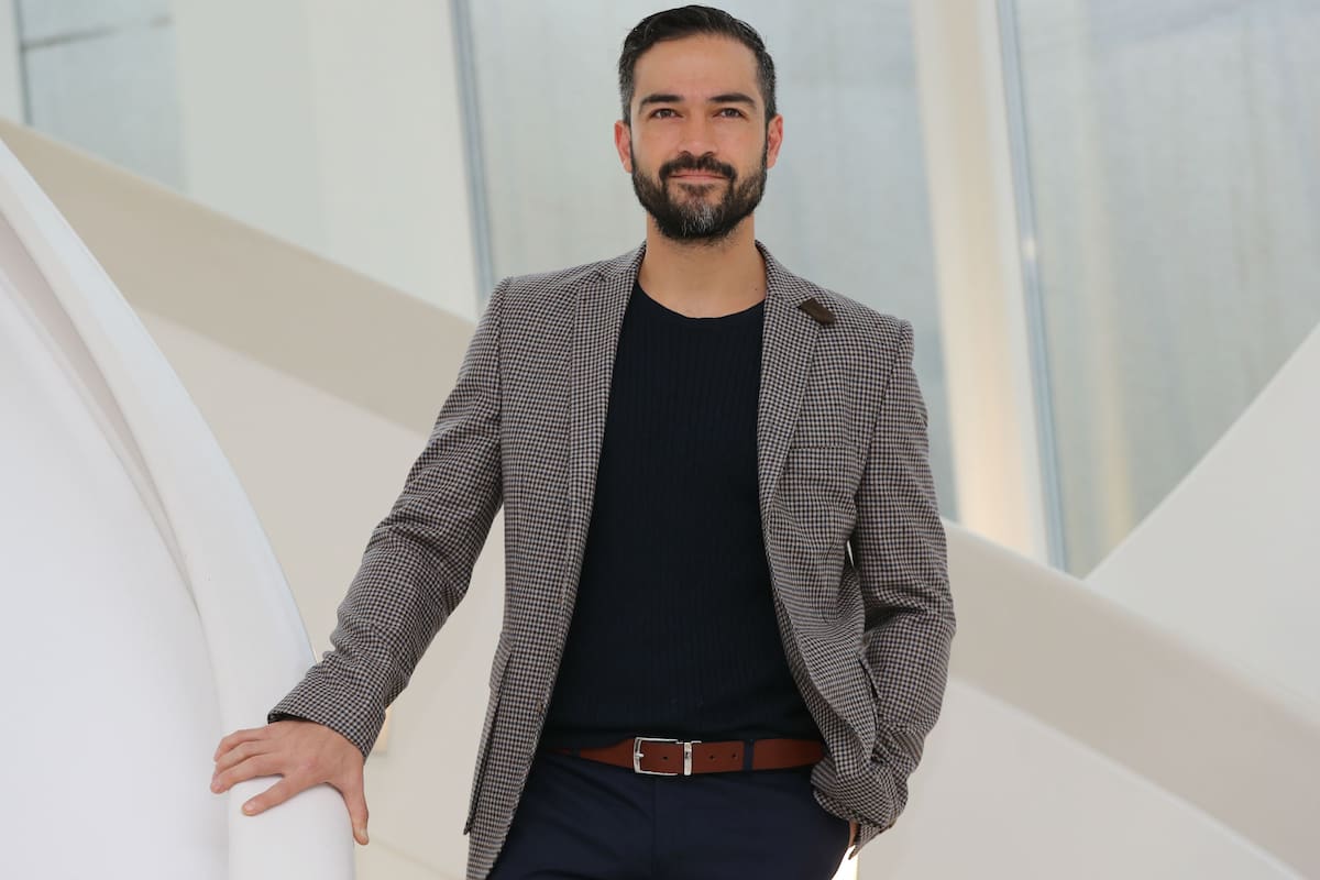 El actor mexicano habló con LA NACION sobre su experiencia protagonizando la serie histórica que se podrá ver todos los viernes por FOX