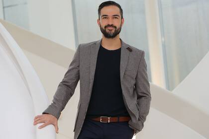 El actor mexicano habló con LA NACION sobre su experiencia protagonizando la serie histórica que se podrá ver todos los viernes por FOX