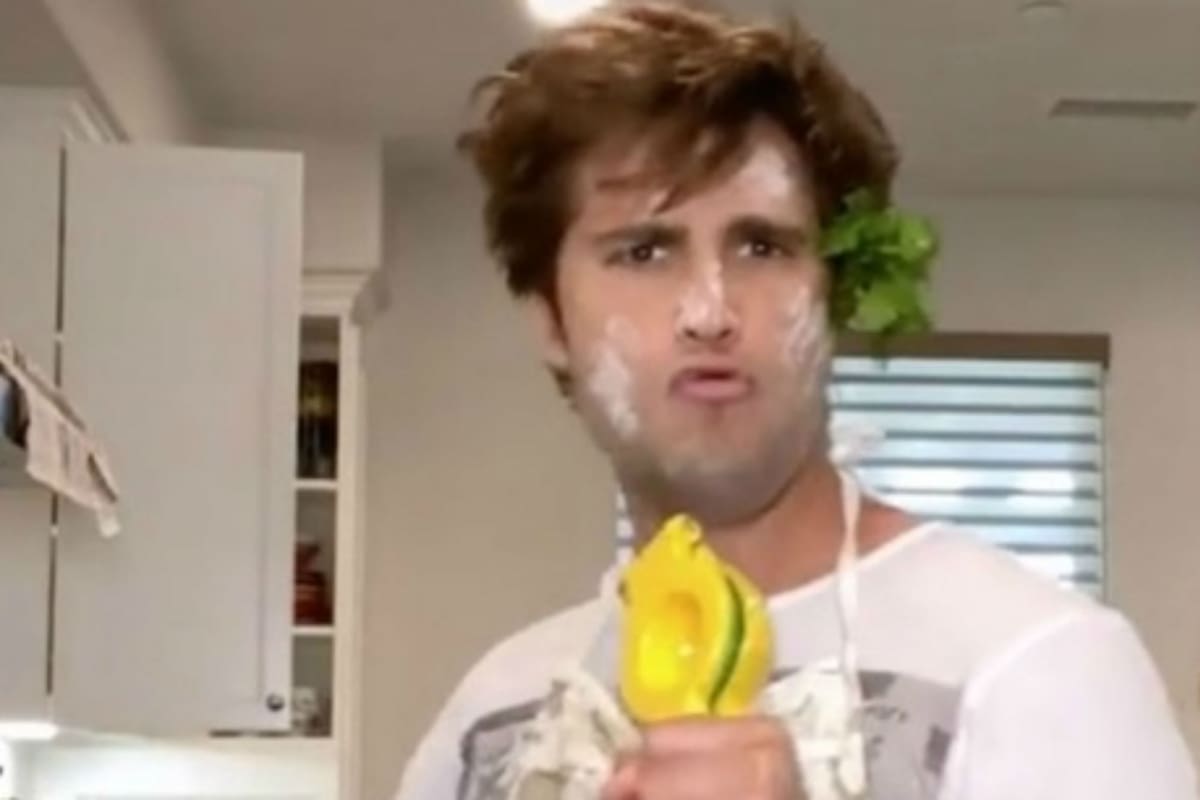 El actor mexicano reveló, haciéndose eco de la cuarentena, cuándo regresa la esperada segunda temporada de la bioserie sobre el artista