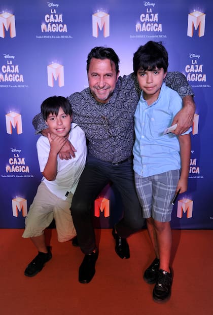 El actor Miguel Habud junto a sus hijos Octavio y Malek