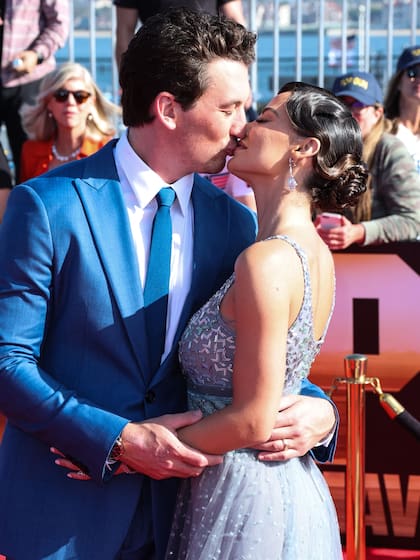 El actor Miles Teller no dudó en, al ver a los flashes, darle un efusivo beso a su esposa, Keleigh Sperry