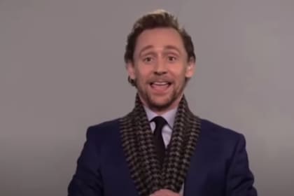 El actor mostró su bufanda en plena entrevista