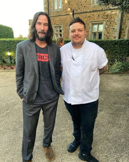 El actor no dudó en sacarse fotos con todos los invitados y el personal que trabajó en la boda (Foto: Instagram/@keanu.planet)