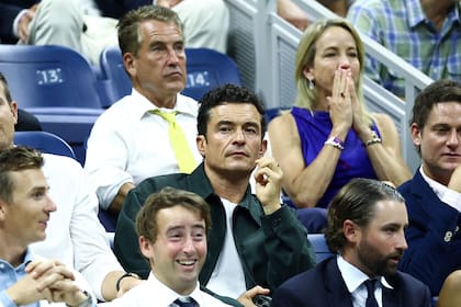 El actor Orlando Bloom siguiendo el partido entre Mariano Navone y Novak Djokovic, en una noche especial para el argentino
