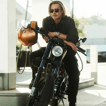 El actor posa con una Ecosse FE Ti XX, de titanio y fibra de carbono, que en 2012 era considerada la moto más cara del mundo.