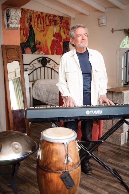 El actor posa en su dormitorio, donde también armó su estudio musical. Toca el piano, el tambor chico y desde hace un tiempo está tomando clases para aprender a tocar el hang, un instrumento de percusión en forma de platillo creado por una pareja suiza en 2000.