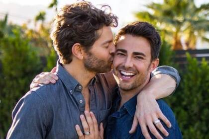 El actor, que integró el elenco de la famosa comedia protagonizada por Lindsay Lohan, se mostró emocionado tras comprometerse con su novio.