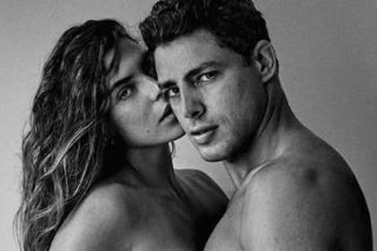 El actor que interpretó a "Jorgito" en Avenida Brasil posó junto a su novia completamente desnudos