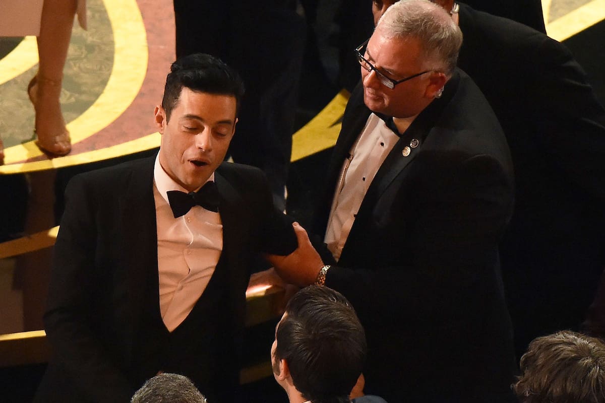 El actor, que salió ileso del resbalón, fue asistido inmediatamente por el personal médico presente en la ceremonia