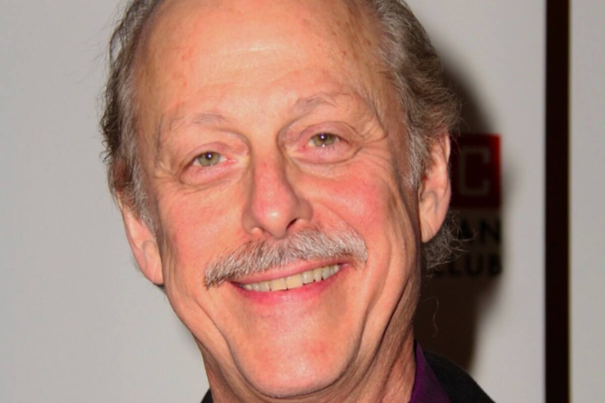 El actor que trabajó en éxitos del cine como Lovesick y en You, producida por Netflix, falleció a causa del covid-19.