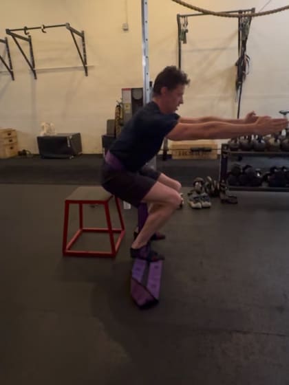 El actor realiza sentadillas con una banda elástica (Foto: Instagram @thehughjackman)