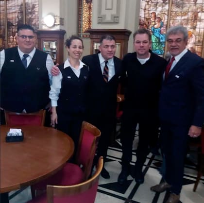 El actor recibió un obsequio por parte de los encargados del local gastronómico y agradeció en perfecto castellano