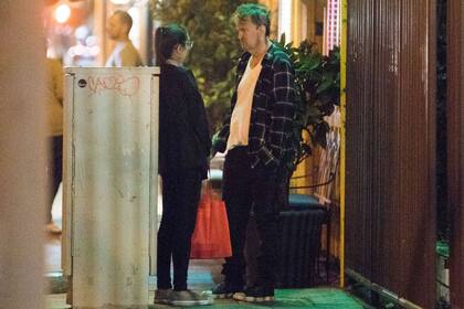 El actor salió a cenar con una misteriosa mujer, pero lo que llamó la atención fue su aspecto