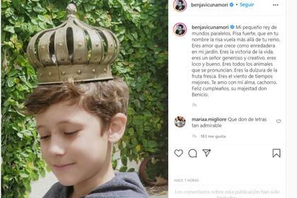 El actor saludó a su hijo con una fotografía en la que lleva una corona de juguete en la cabeza