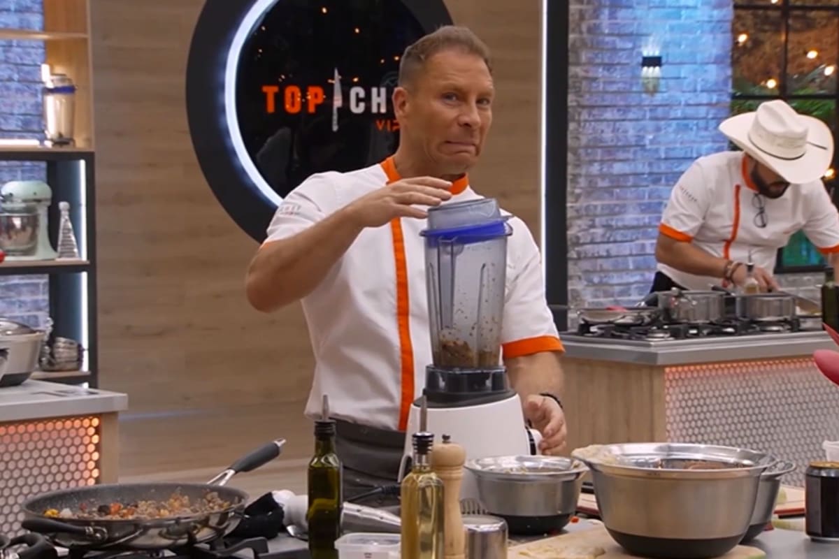 El actor Salvador Zerboni cometió un vergonzoso error mientras usaba la licuadora de Top Chef VIP (Telemundo)