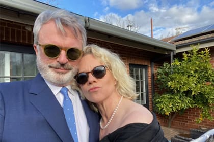 El actor Sam Neill junto a su exnovia, la periodista australiana Laura Tingle