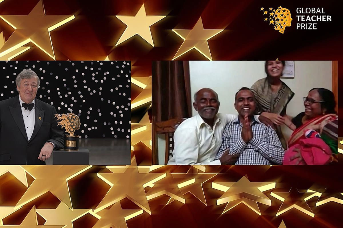 El actor Stephen Fry, en la entrega virtual del premio al maestro indio Ranjitsinh Disale