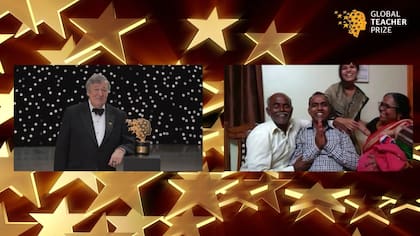 El actor Stephen Fry, en la entrega virtual del premio al maestro indio Ranjitsinh Disale