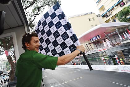 El actor Tom Holland fue el encargado de ondear la bandera de largada.