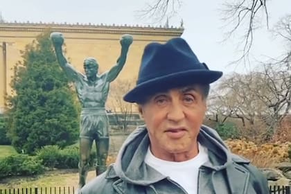 El actor visitó la estatua inspirada en su inolvidable persona, Rocky