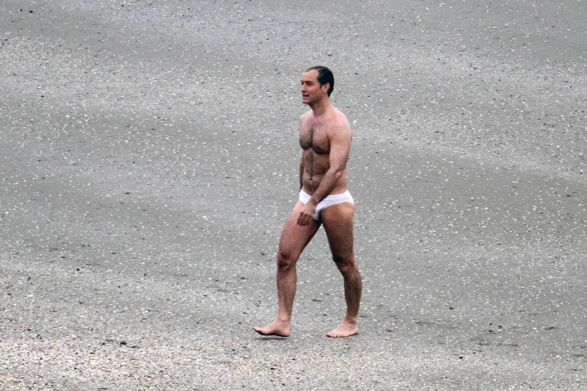 El actor vuelve con la secuela de The Young Pope, y se lo pudo ver con su cuerpo casi enteramente al descubierto en Venecia