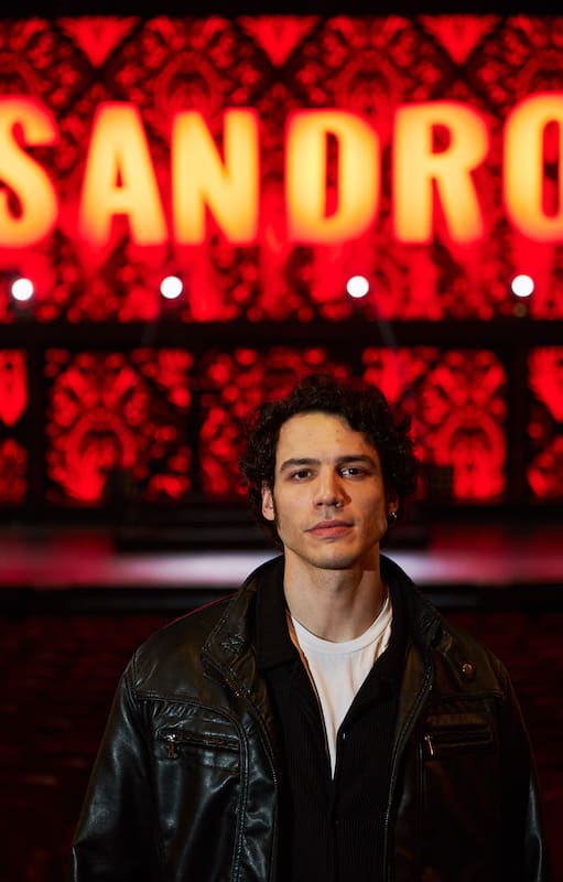 El actor y cantante recrea el espíritu de Roberto Sánchez en el musical Sandro, el gran show, una propuesta con gran despliegue y todos los éxitos del Gitano