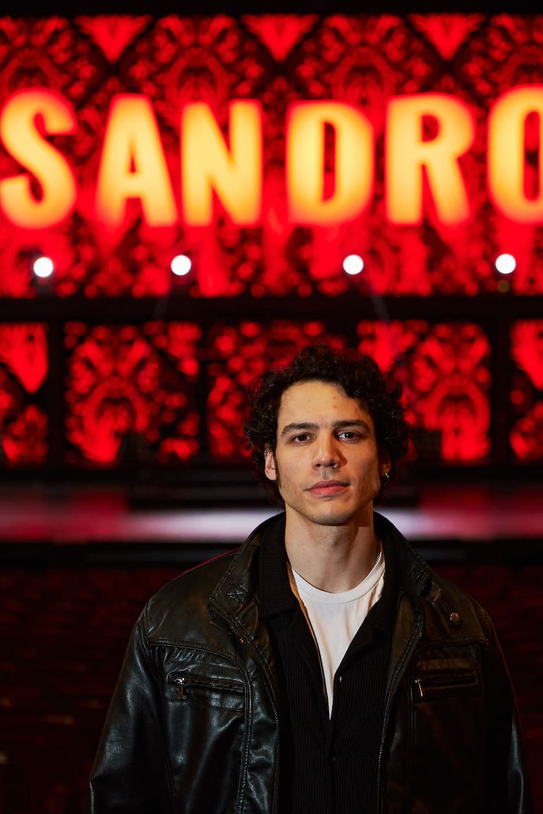 El actor y cantante recrea el espíritu de Roberto Sánchez en el musical Sandro, el gran show, una propuesta con gran despliegue y todos los éxitos del Gitano
