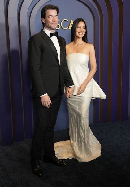 El actor y comediante John Mulaney hizo reír a las celebridades de Hollywood con su hilarante monólogo de apertura en la gala de los premios Governors, galardones que son parte oficial de los Oscar y que reconocen a tres figuras de la industria. Para la noche, Mulaney optó por un clásico traje con moño, mientras que su pareja, la actriz Olivia Munn, optó por un diseño disruptivo en color blanco de Toni Maticevski