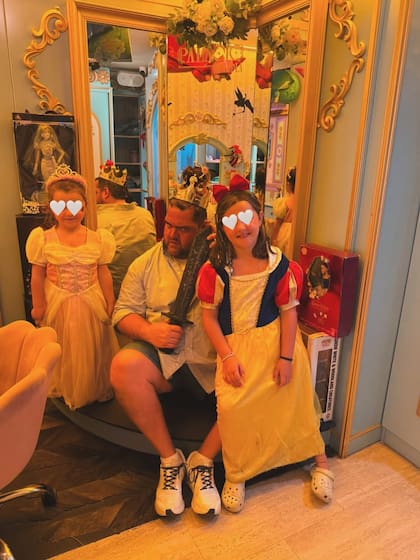 El actor y conductor junto a sus hijas: la más grande, Emilia, de 7 años, y la más chica, Inés, de 4